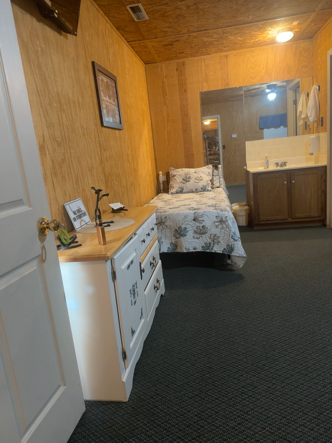 Twin room with vanity